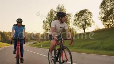 一男一女骑着自行车，在日落时分一起慢悠悠地沿着公路行驶。 这对夫妇骑自行车旅行